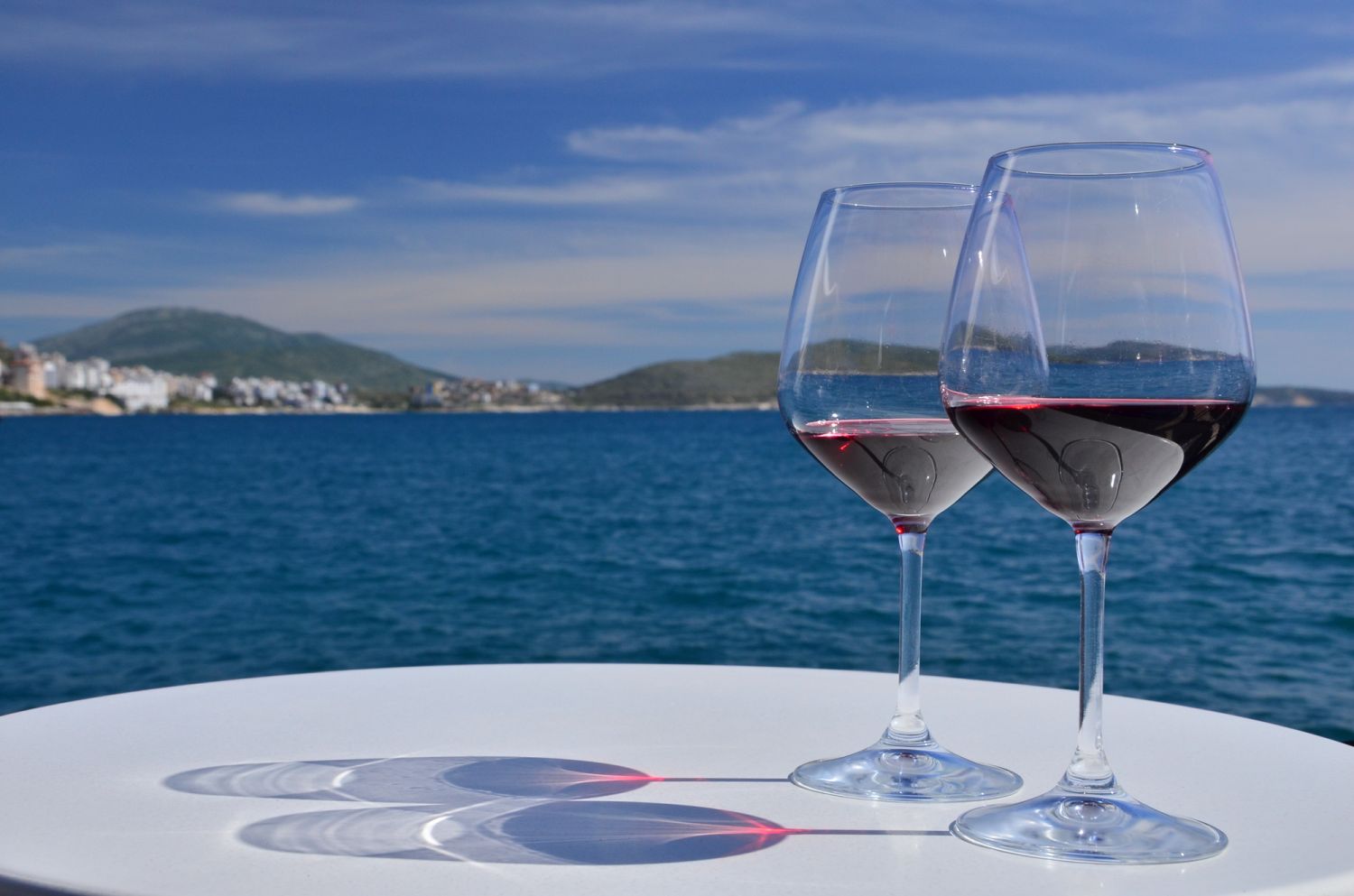 海とバンドールワインのイメージ